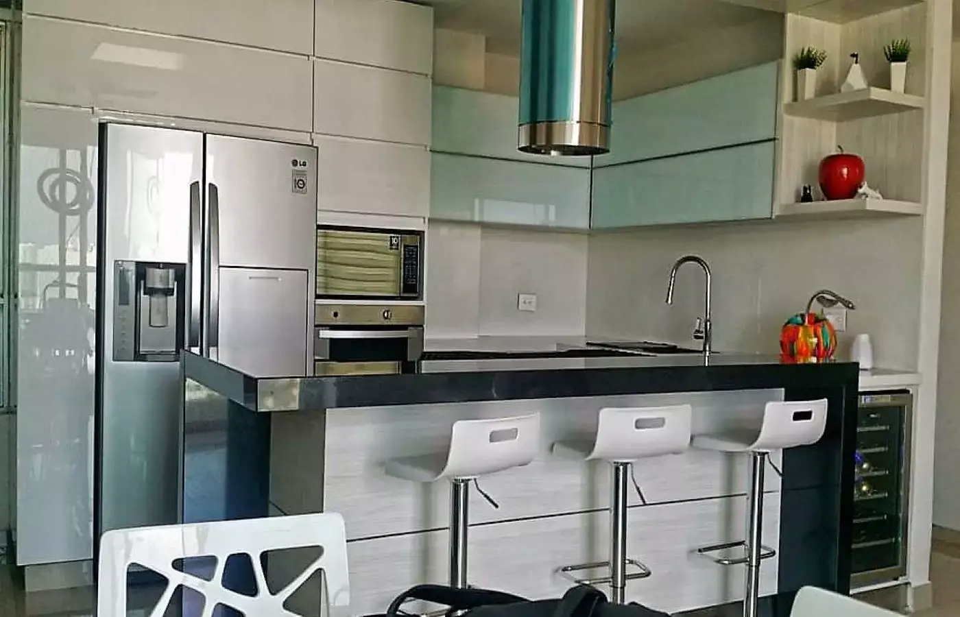 Cocinas con sillas y neveras