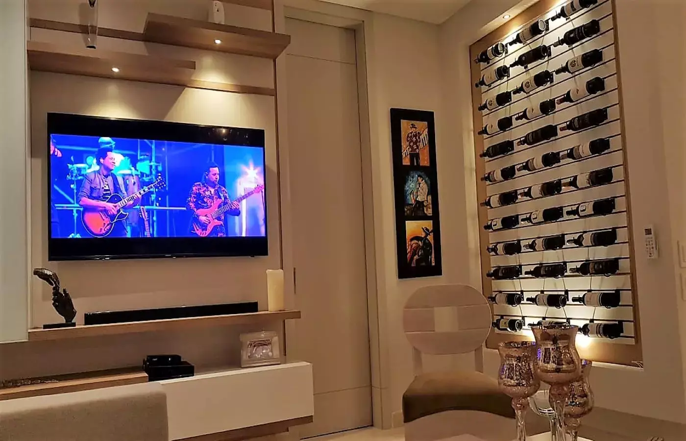 Sala de estar pared de vinos